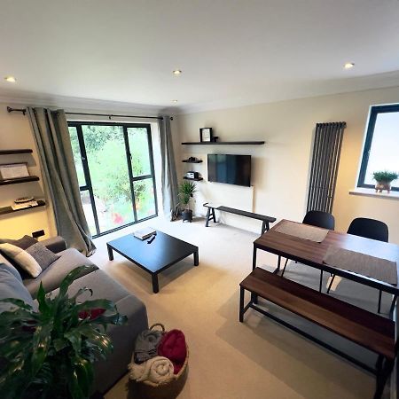 Apartament Modern And Cozy 2-Guest Flat With Gated Parking Kingston upon Thames  Zewnętrze zdjęcie