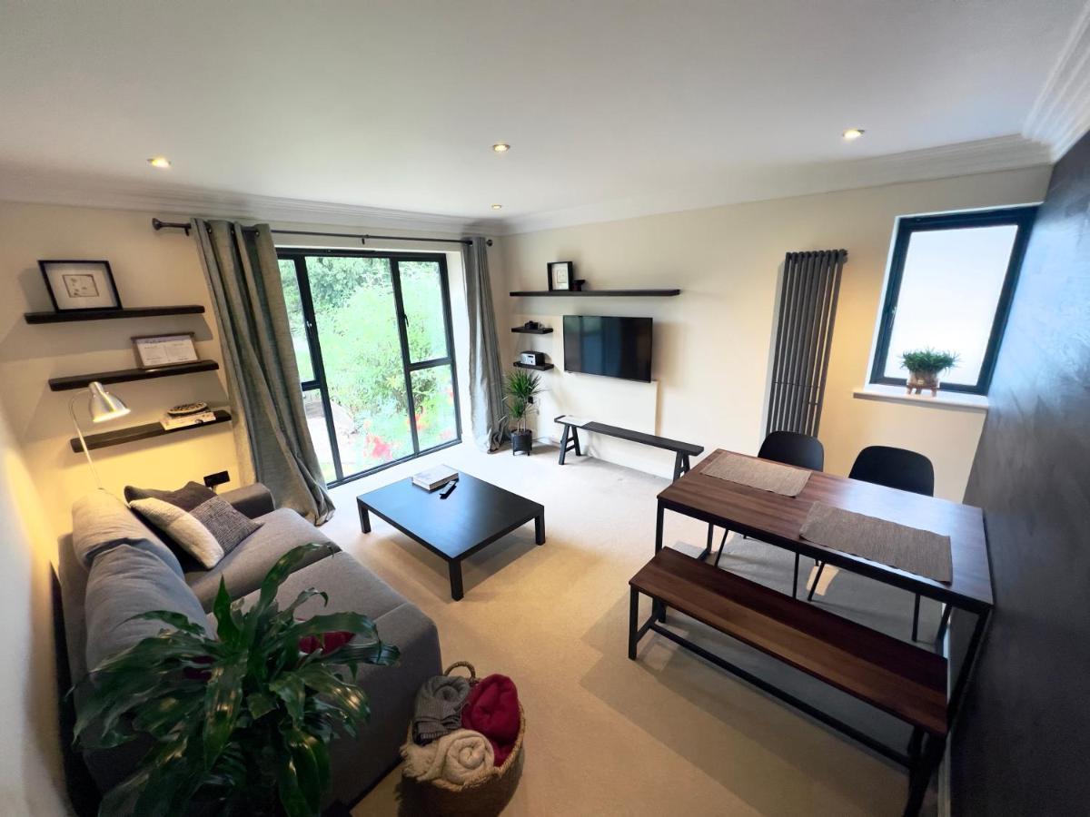 Apartament Modern And Cozy 2-Guest Flat With Gated Parking Kingston upon Thames  Zewnętrze zdjęcie